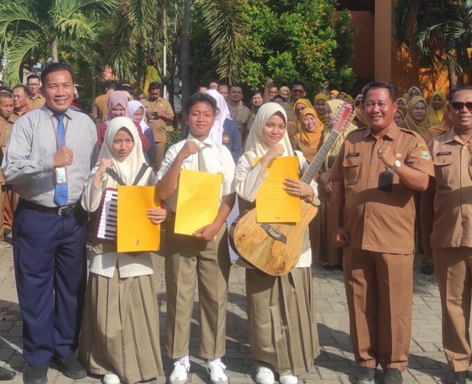 Dindikbud Cilegon Lepas Kontingen Ansambel Musik Campuran SMPIT RJ ke FLS2N Tingkat Nasional 2025
